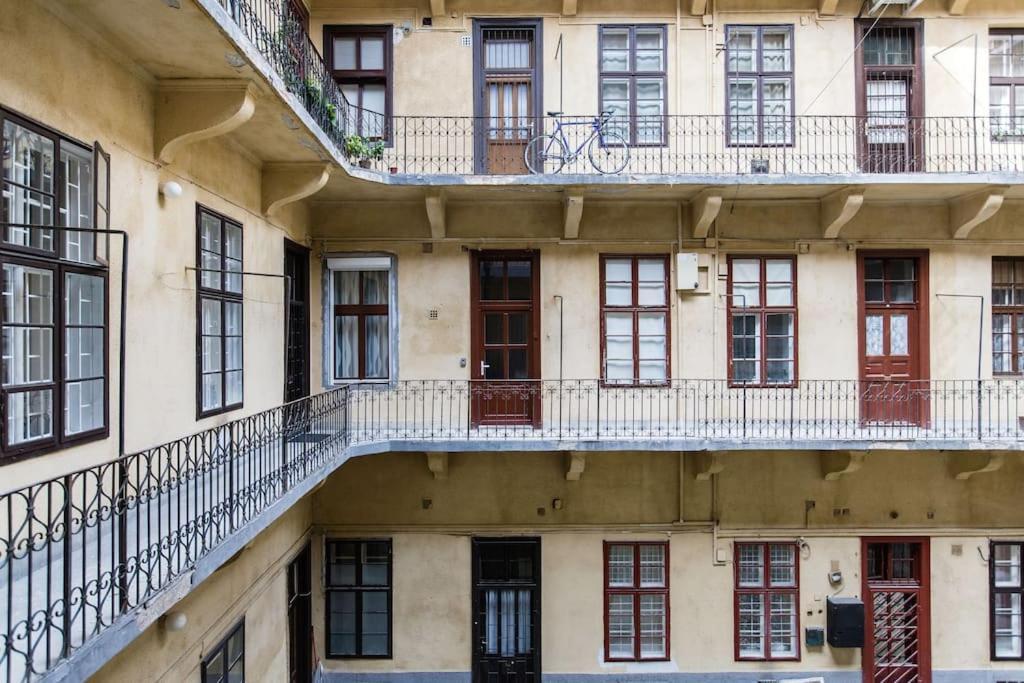 Designer Dream Home In The Ruin Bar District W A/C Budapest Eksteriør billede